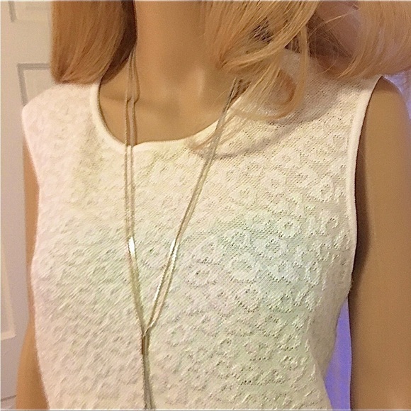 St. John Figure Flattering White 2 piece Woven Sweater Set in Medium - Picture 6 of 11